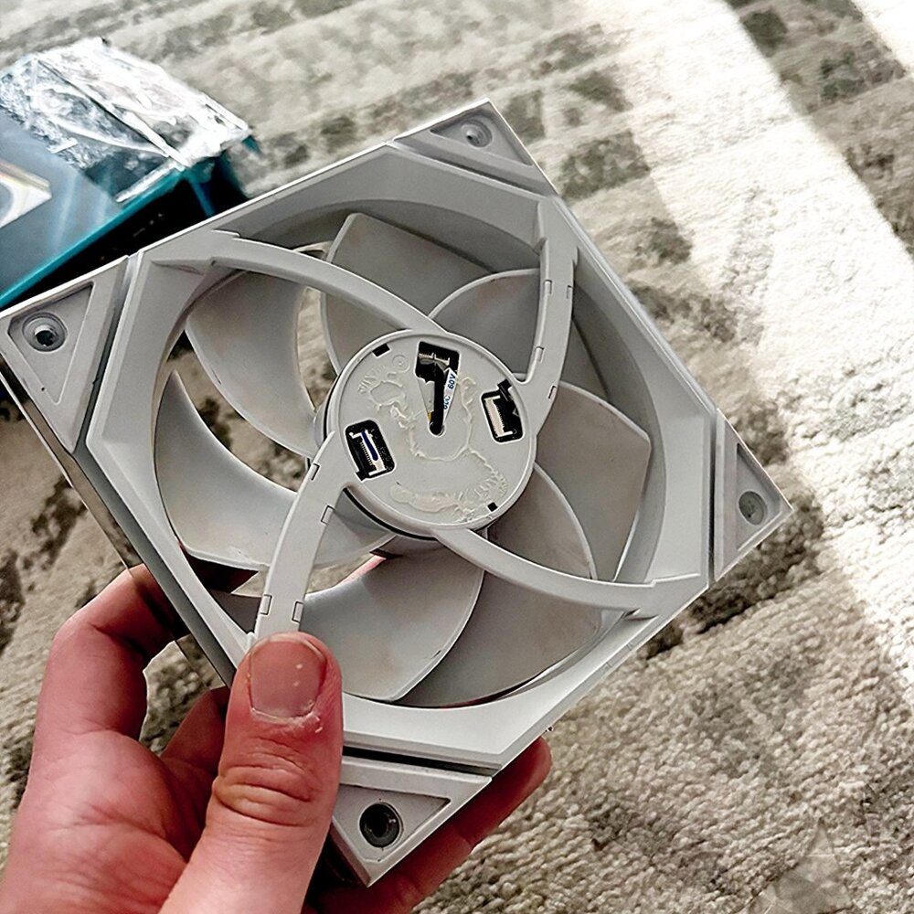Lian Li UNI Fan TL LCD 140mm ARGB Wireless White Standard Blade - Picture 5 of 8